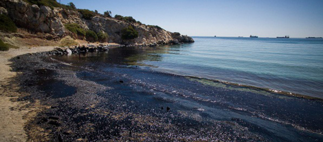 Χωρίς τέλος η καταστροφή του Σαρωνικού: Μέχρι το Καβούρι έφτασε η πετρελαιοκηλίδα